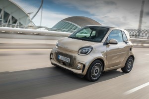 smart fortwo EQ coupé, gold beige, pulse line, interior black fabric with white topstitching smart EQ fortwo, Stromverbrauch kombiniert, 4,6 kW-Bordlader, (kWh/100 km), 16,5-15,2; CO2-Emission kombiniert (g/km) 0 //    Combined power consumption, 4.6 kW on-board charger, (kWh/100 km), 16.5-15.2; Combined CO2 emissions (g/km) 0 smart EQ fortwo, Stromverbrauch kombiniert, 22 kW-Bordlader, (kWh/100 km), 15,2-14,0; CO2-Emission kombiniert (g/km) 0 //    Combined power consumption, 22 kW on-board charger, (kWh/100 km), 15.2-14.0; Combined CO2 emissions (g/km) 0
